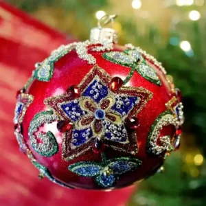 Boule de noel rouge avec étoile