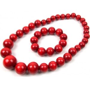 Collier de corail rouge avec perles brillantes, mettant en valeur l'élégance et la beauté naturelle du corail