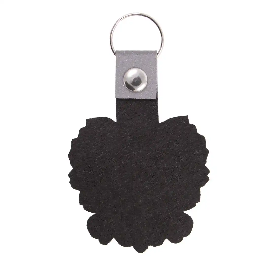 Élégant pendentif en forme d'aigle polonais, finement détaillé, suspendu à une chaîne, symbolisant la fierté et l'héritage polonais.