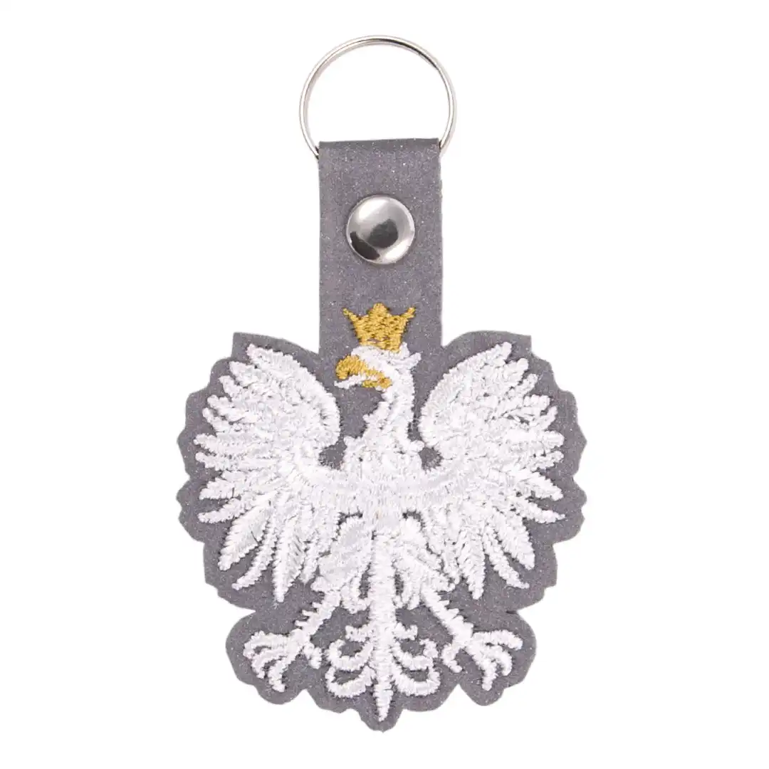Élégant pendentif en forme d'aigle polonais, finement détaillé, suspendu à une chaîne, symbolisant la fierté et l'héritage polonais.