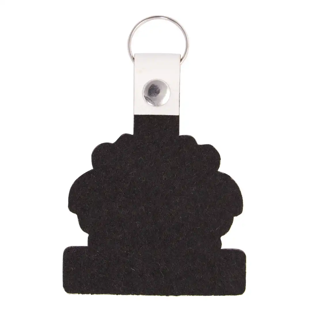 Pendentif avec broderie de coqs polonais colorés, encadré de métal, ajoutant une touche de tradition et d'élégance à toute tenue.